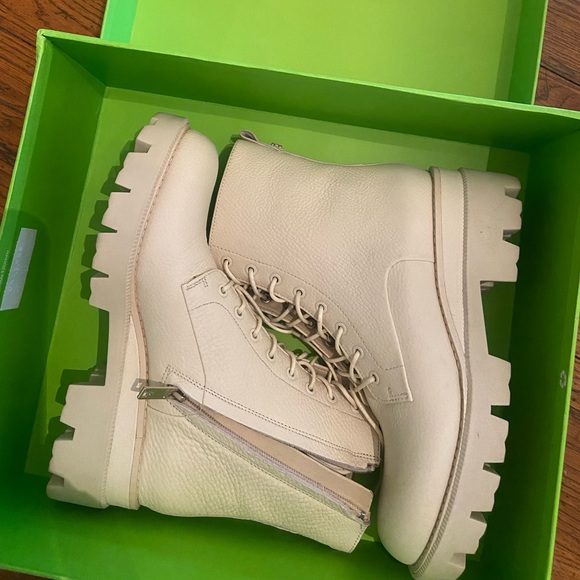 Women’s boots - Picture 2 of 2